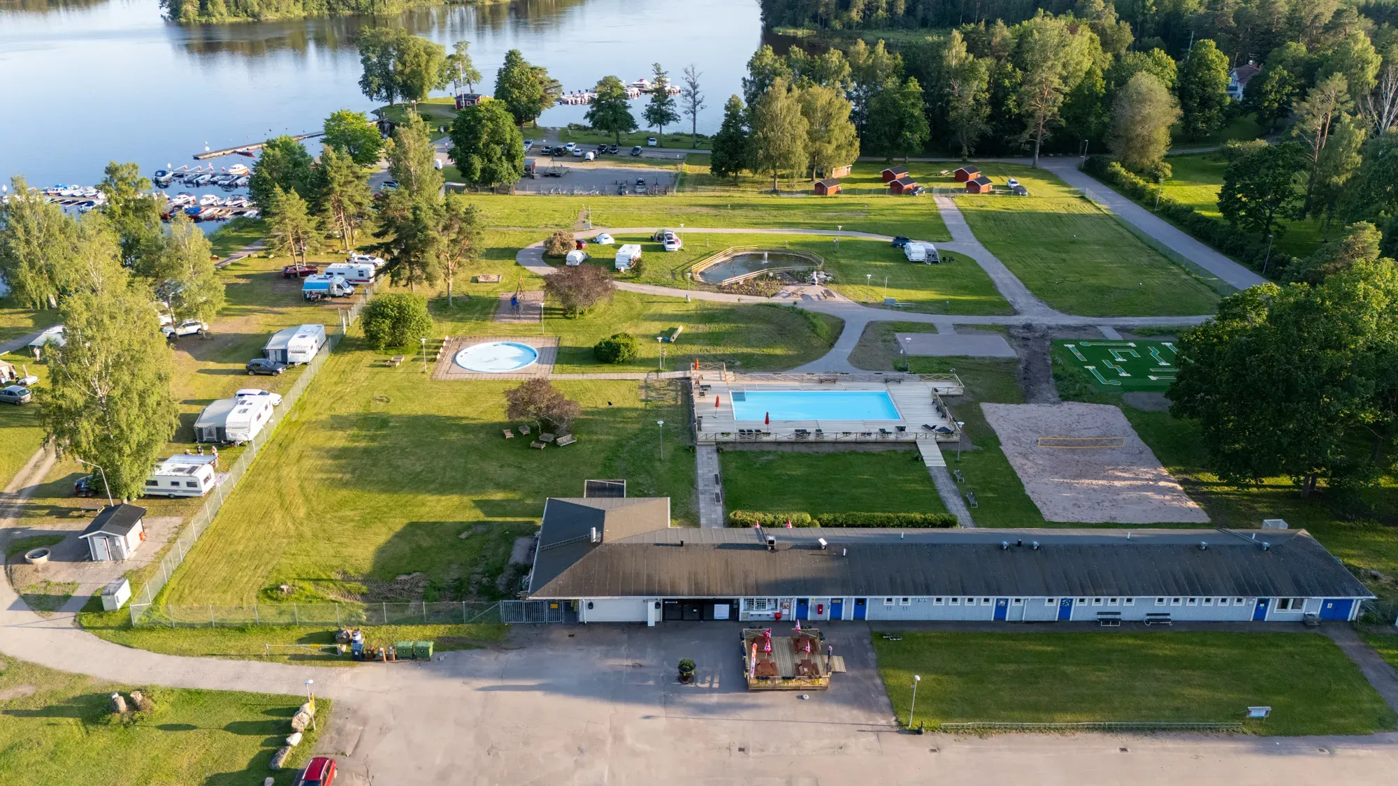 Utomhuspool och aktivitetsområde i den gröna miljön vid Söderfors.