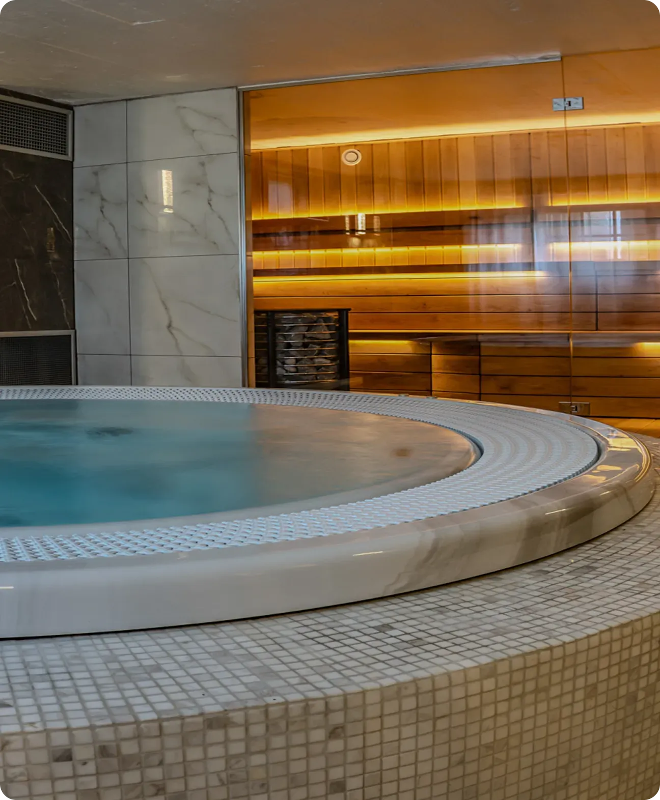 Jacuzzi framför en varm träbastu.