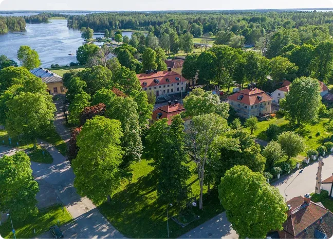 Flygbild över herrgårdsområdet med parken och Dalälven.