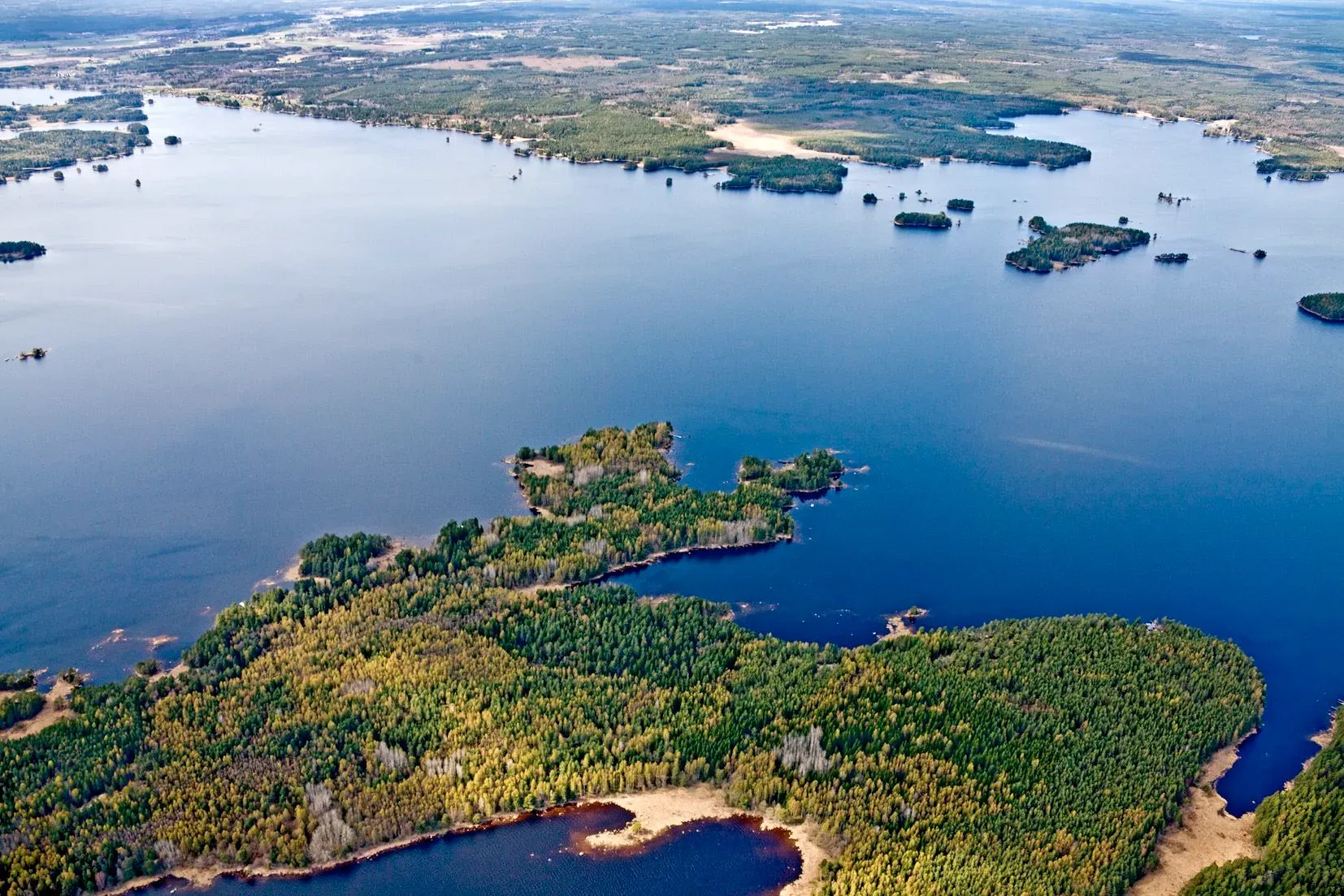 Dalälvens vatten och skogsklädda öar sedda från luften.