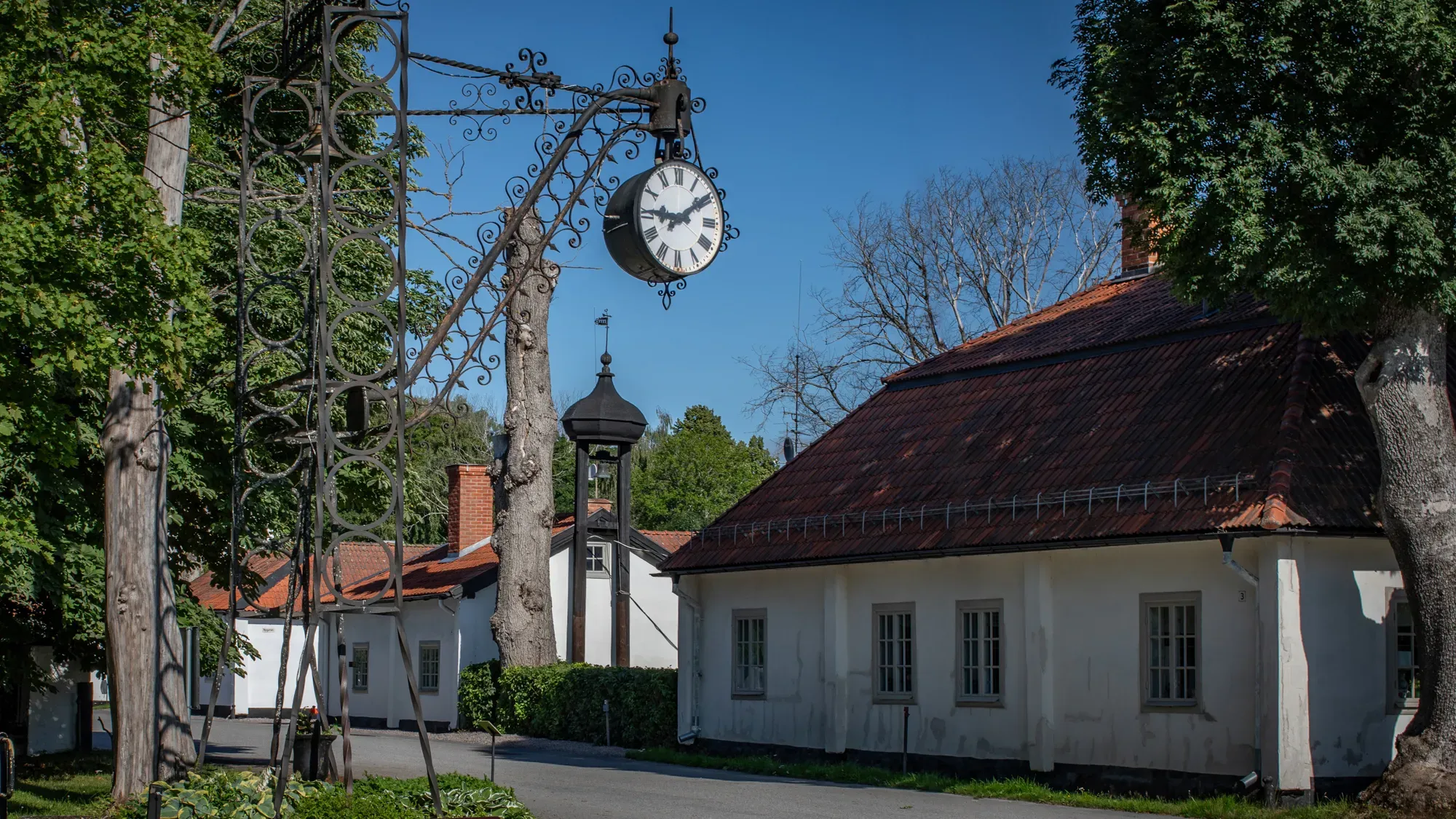 Den smidda klockporten vid bruksgatan i Söderfors.