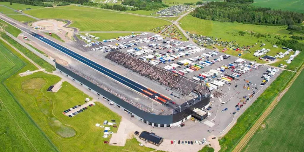 Flygbild över Tierp Arenas banor och depåområde.